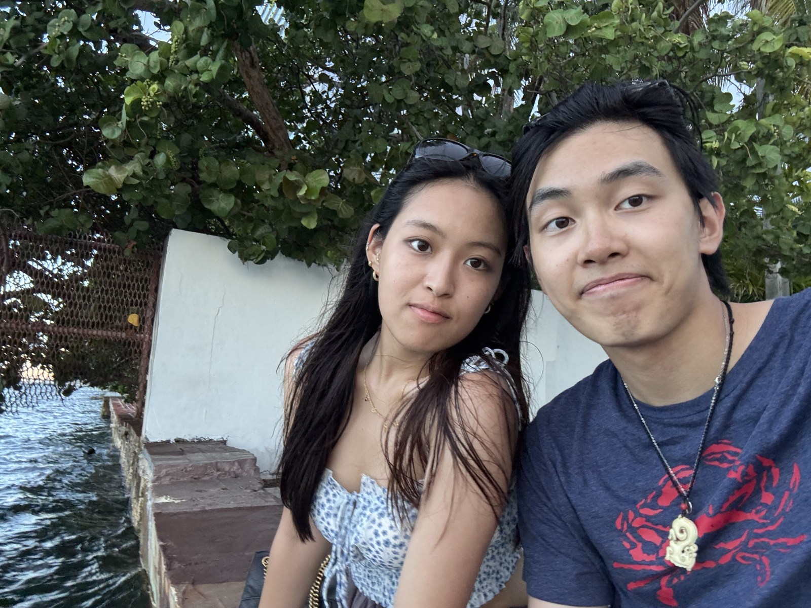 两人在迈阿密海边的合照